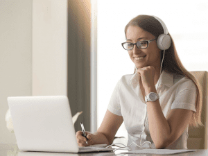 Adding Live Chat Customer Support Agents To Your Website 32 woman-selling-online