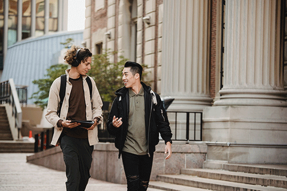 Student-tour-of-college-campus